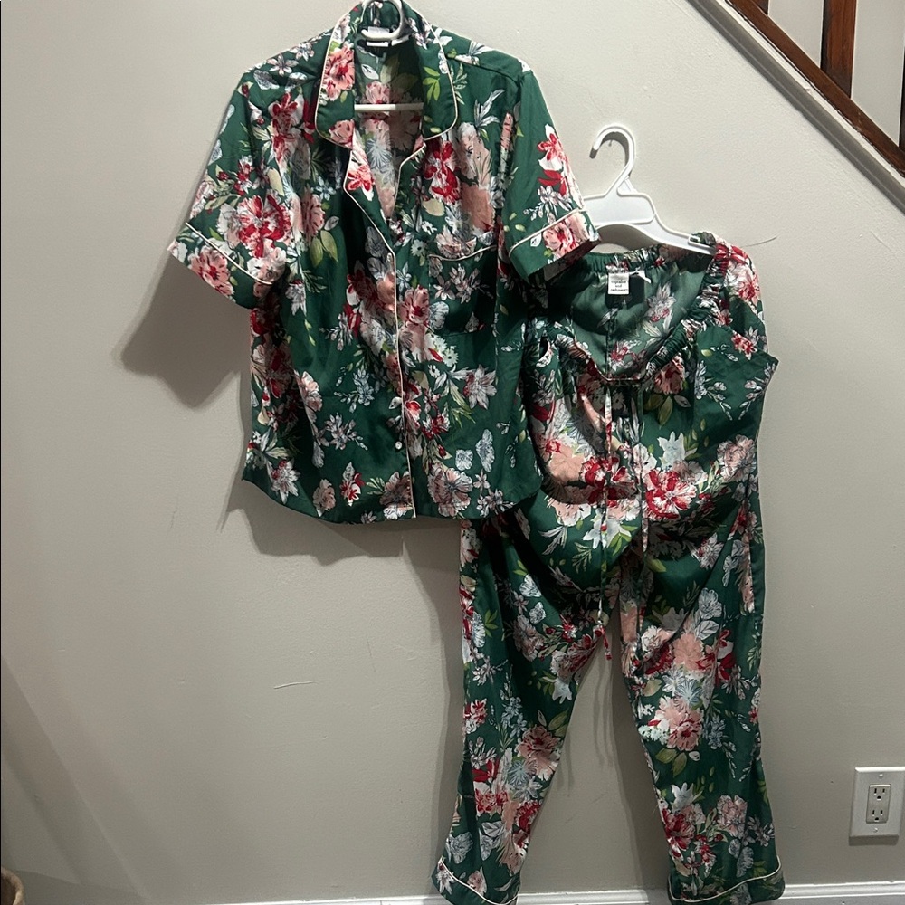 cupcakes & cashmere Green Floral Pajama Set